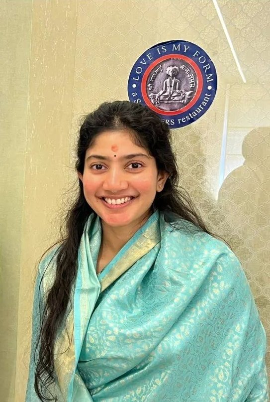 SaiPallavi92s's tweet photo. Queen 2025❤️❤️❤️
@Sai_Pallavi92 
#SaiPallavi #Radhamma #SaiBabaTemple https://t.co/jXHkLaqZXy