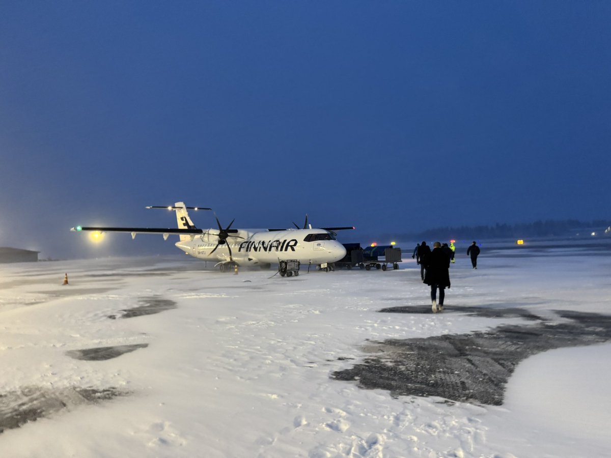 syvays's tweet photo. Lunta tulee, lentokoneet lentää! 
Tuulen takia poikkeava pysäköinti platalla.
@Finavia kunnossapito tekee hartiavoimin töitä että pääsemme turvallisesti kiitotieltä matkaan! https://t.co/P877WsOxii