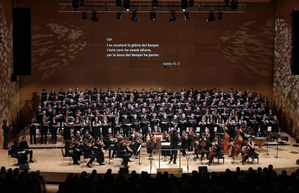 🎼El Cor de Cambra de la Diputació de Girona participa en concert de "El Messies Participatiu", a l'auditori de Girona.

🗣️Més de 150 veus unides per cantar el famós oratori de Händel. 

👏Una fusió d’intèrprets professionals i amateurs sota la batuta del director Xavier Puig.
