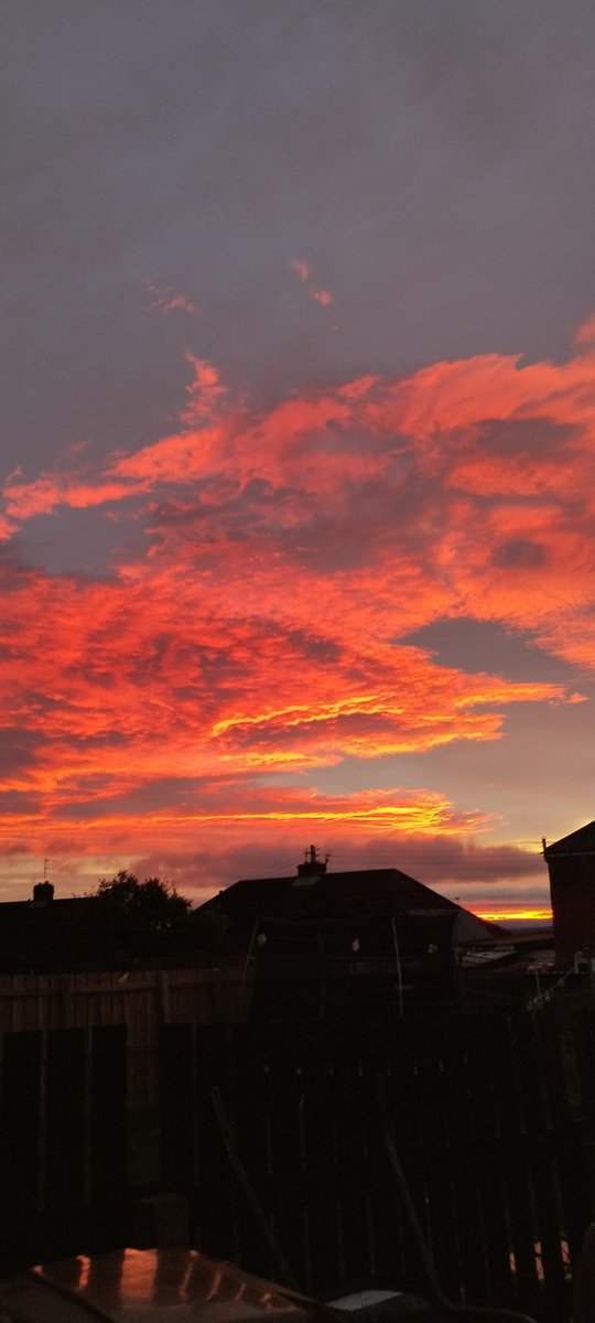 johnmax07's tweet photo. @KeeleyDonovan sunrise above Ferryhill yesterday. John county Durham. https://t.co/HOl1Xsf35k