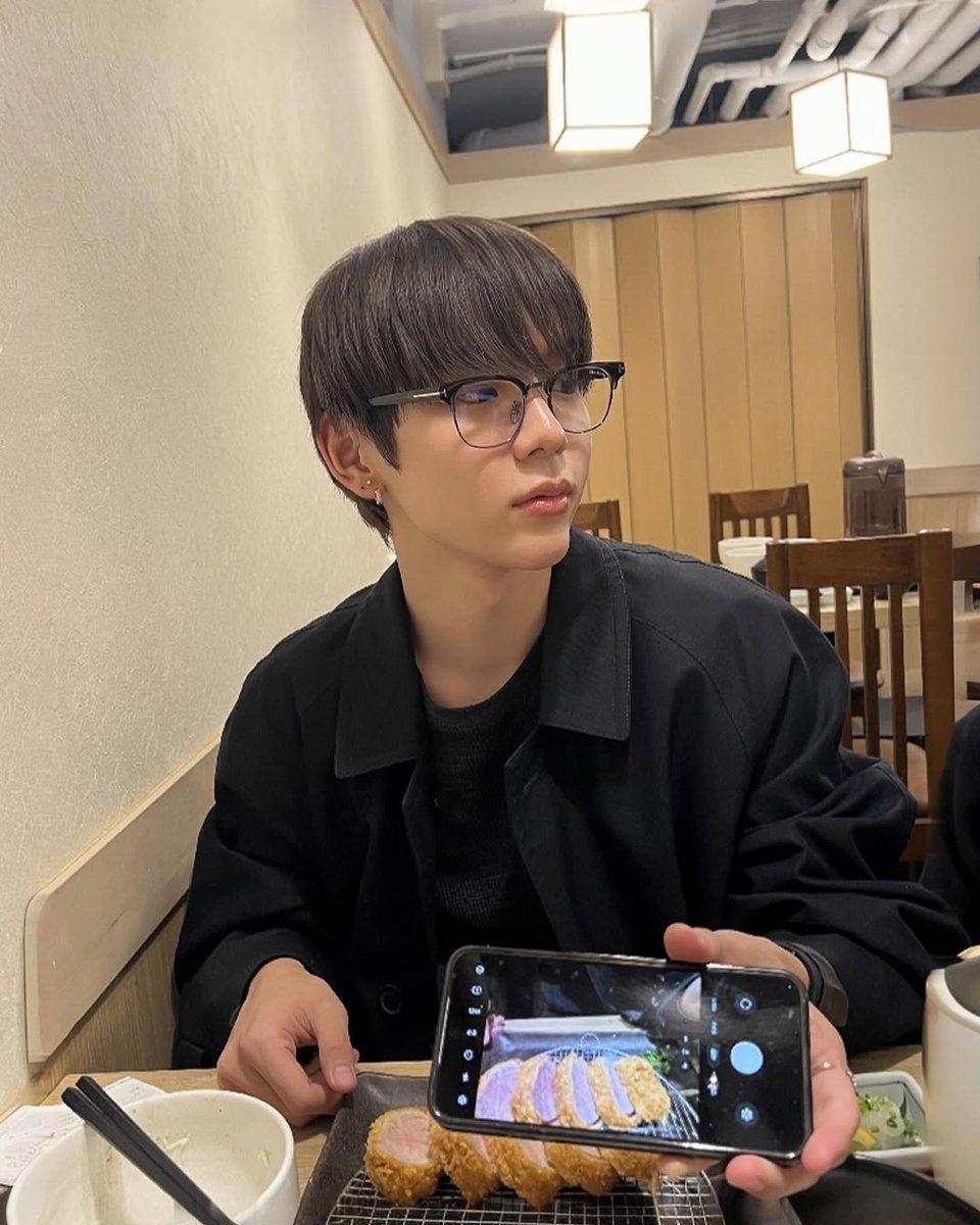 shotaro_updates's tweet photo. 241216 riize_official instagram update with #SHOTARO 

とんかつ-!🥢

#RIIZE #라이즈 
#쇼타로 #ショウタロウ https://t.co/XjVA3SYJkh