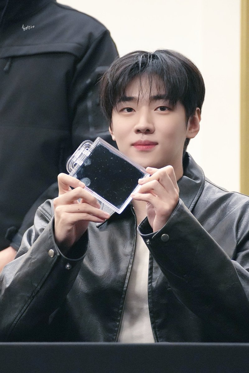 forsure_ari's tweet photo. 241215 시그2차 대면

장난칠때 콧구멍 커지는 바부ㅋㅋㅋ
#재찬 #JAECHAN #DKZ https://t.co/cbDz8Org4X