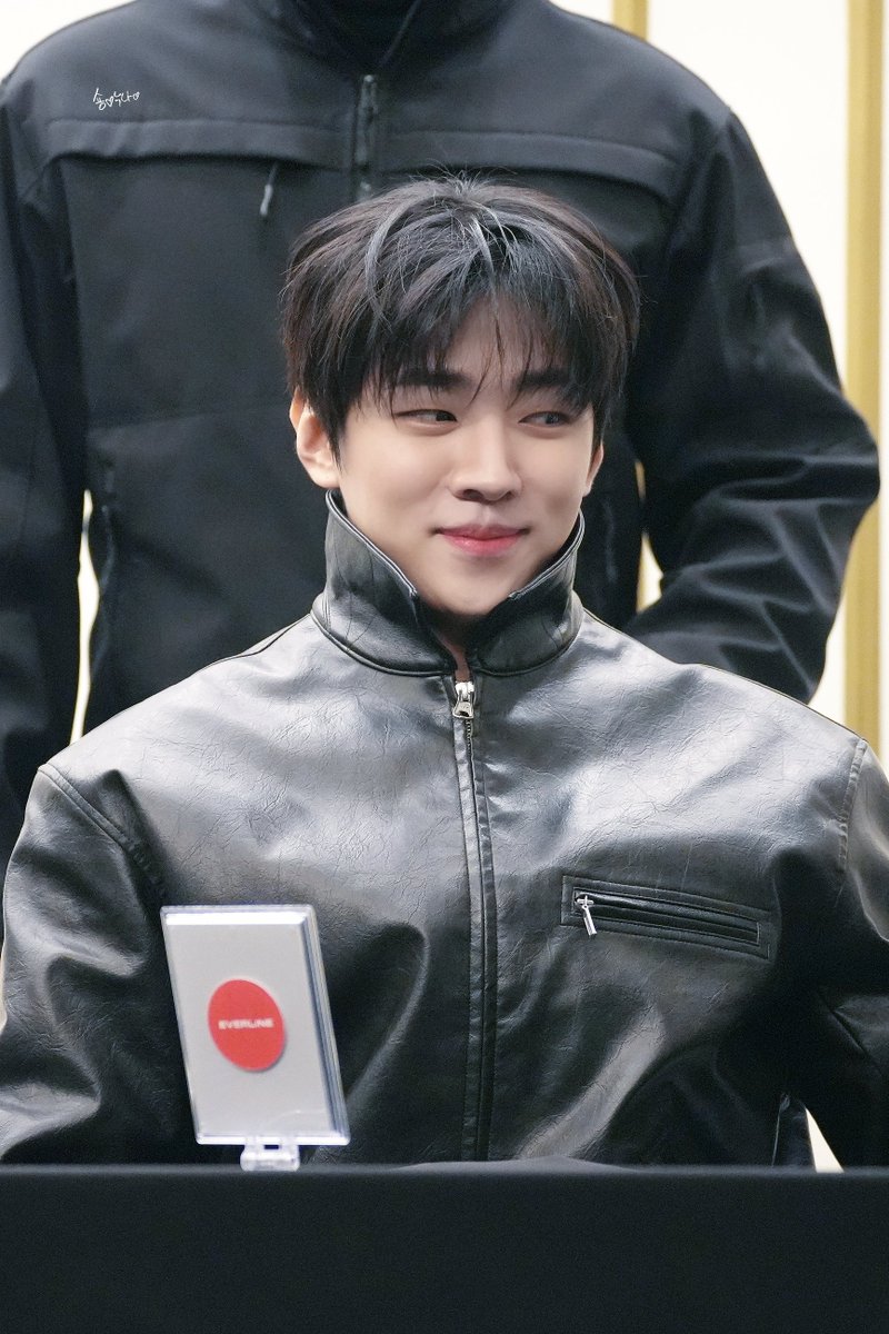 forsure_ari's tweet photo. 241215 시그2차 대면

장난칠때 콧구멍 커지는 바부ㅋㅋㅋ
#재찬 #JAECHAN #DKZ https://t.co/cbDz8Org4X