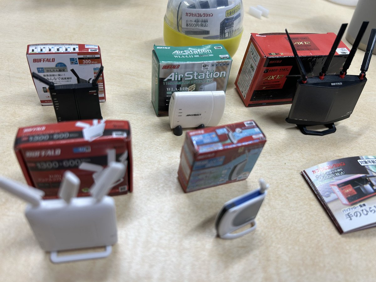 rsec17's tweet photo. 手のひらシリーズはもっといろいろあるのね・・・。Buffaloの歴史を感じます。
ネットワーク機器第3弾は是非YAMAHAが欲しい。
各メーカーも販促に使い出していて、後ろにはFORTINETからもらった第2弾の3701F。

#手のひらWi-Fiルーター #手のひらネットワーク機器 #Buffalo #Fortinet https://t.co/2GUIEOra70