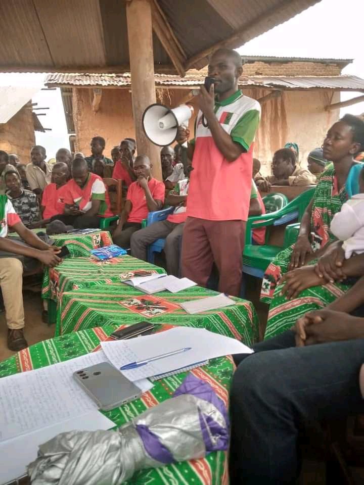 nyandwip264's tweet photo. #CNDD_FDD
Muri ya ntumbero yo kwumvisha abenegihugu ibijanye n'imbonakazoza no kwitegurira amatora twimirije, ubuserukizi bw'umugambwe muri zone #Muramba buramaze kugendera imitumba nka #Ngara, #Mwanda na #Rabiro.
Tubibutse ko biyemeje kugendera imitumba yose igize Zone. https://t.co/bBXy8EYpPA