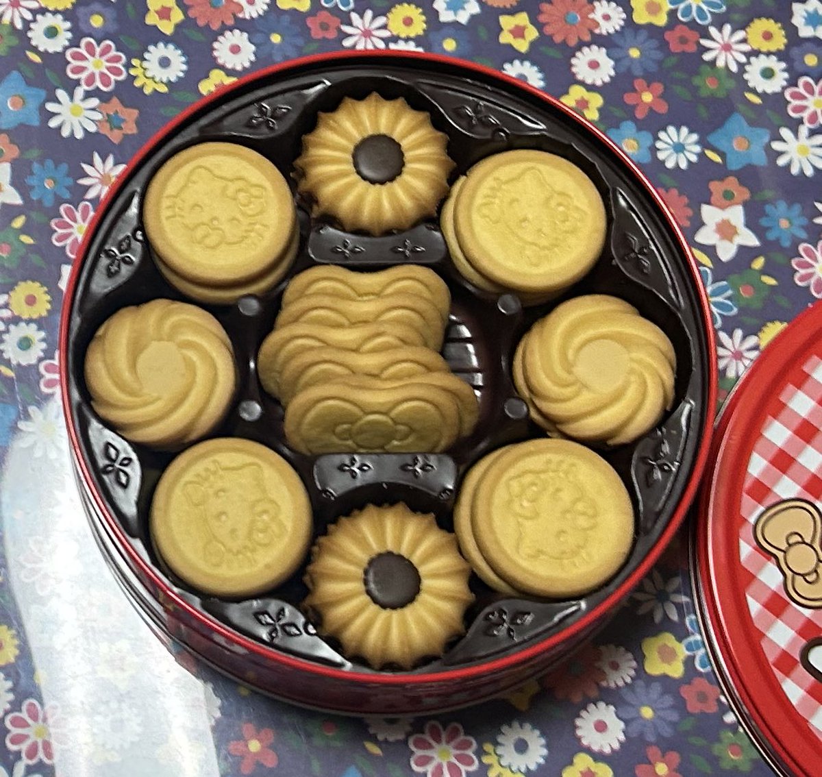 今日朝早くにアマゾンさんがやってきて頼んでた荷物が来た。あまり買い物に行けなさそうなので色々買った。
アマゾンさんで見つけてこの缶欲しいとなって缶目当てで買って開けて今日のおやつに少し食べようとしたが、昼過ぎたらお腹がバター系のお菓子を拒んでいる。