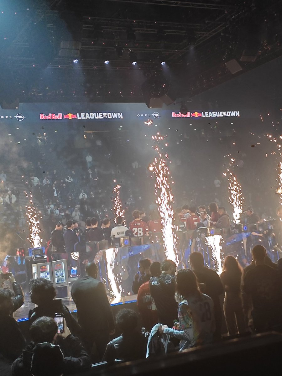 Je viens de rentrer chez moi mais quelques petites photos des personnes que j'ai pu croiser au #RedBullLeagueofItsOwn 
Grand merci à <a href="/RedBullFrance/">Red Bull France</a> pour les invitations et bien sûr <a href="/PHGesport/">PHG Academy</a>