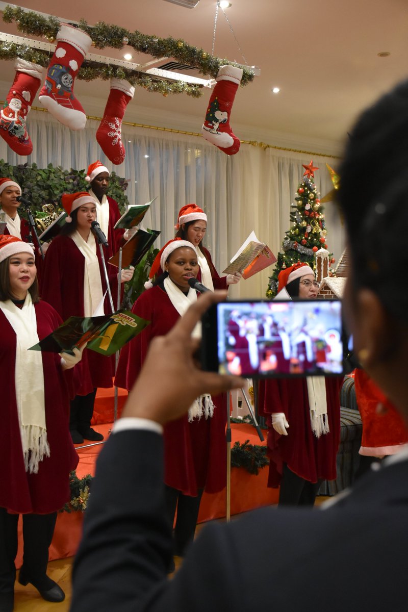 MovenpickKW's tweet photo. Our Heartist in action, adding their special touch as they served delicious treats and spread festive cheer during the unforgettable choir performance at our Tree Lighting event! https://t.co/8Eig78h8Hi