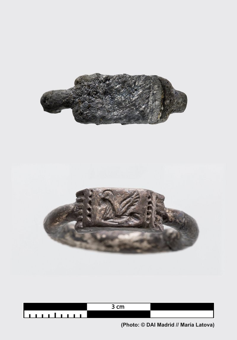 DAI (@dai_weltweit) on Twitter photo How it started - how it's going:
Among the finds from Djebila & Aïn Dalia Kebira in #Morocco, re-examined with <a href="/FNMusees/">Fondation Nationale des Musées du Maroc</a> support, #Madrid_DAI could restore this silver ring whose winged ibex hints at the far-reaching #PhoenicianPunic exchange networks.
dainst.org/forschung/proj… How it started - how it's going:
Among the finds from Djebila & Aïn Dalia Kebira in #Morocco, re-examined with <a href="/FNMusees/">Fondation Nationale des Musées du Maroc</a> support, #Madrid_DAI could restore this silver ring whose winged ibex hints at the far-reaching #PhoenicianPunic exchange networks.
dainst.org/forschung/proj…