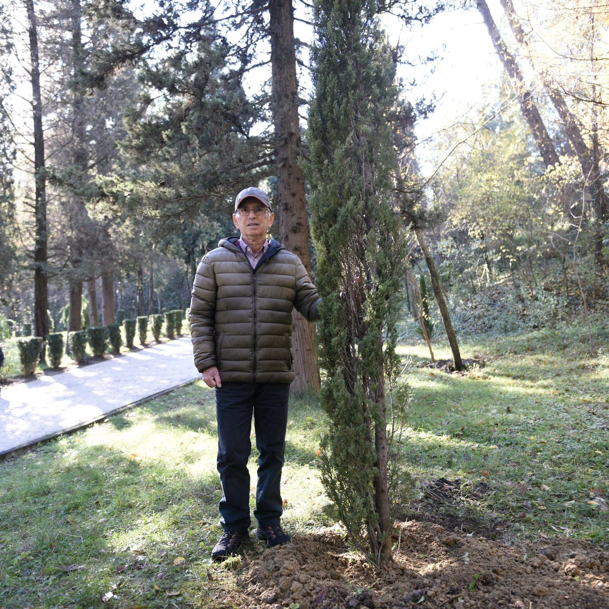 Një pemë e mbjellë nga Profesor Ilia Lëngu i shtohet Tiranës, një shembull i bukur për një qytet më të gjelbër. 🌳