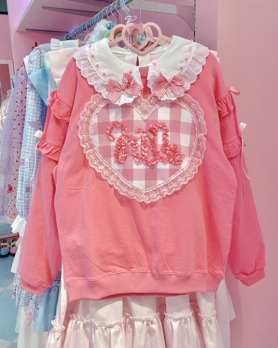 NP_Laforet's tweet photo. トレーナーやニットなどの中に着て襟を出しても可愛いカットソーが色々なタイプで入荷してます🩷 https://t.co/jJpMMNhQve