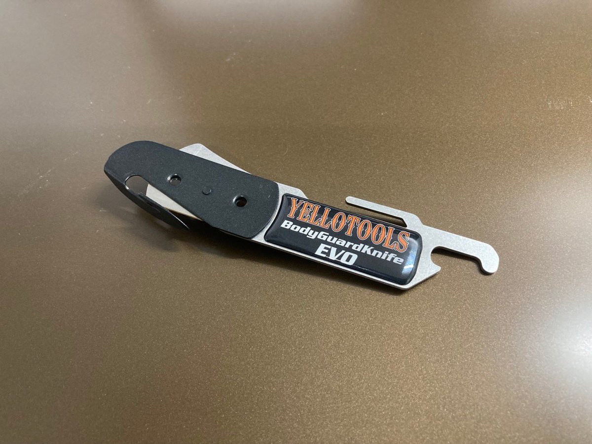 yellotools_jp's tweet photo. 新商品「ボディーガードナイフテフロンEVO」
 
ボディーガードナイフテフロンが進化！
 
【特長】
・業界初！「押し切り」が出来ます。
・極薄なので収納も楽々！
・オマケ機能「栓抜き」も搭載

発売は2024年12月中下旬！
 
※動画でもご紹介しています！
https://t.co/ISaJtNi1ZW https://t.co/PIXRkOKfAH