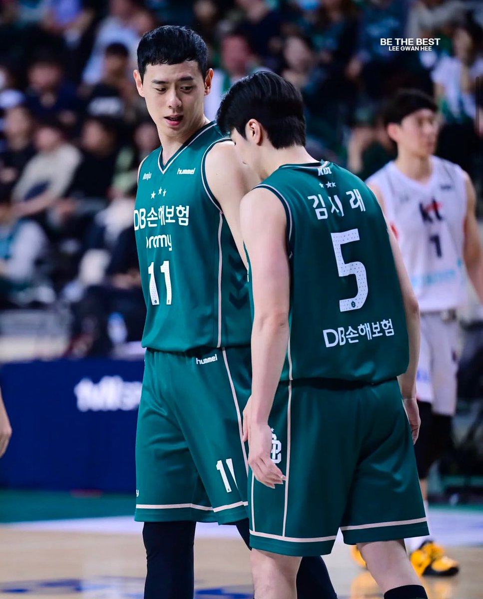 kyuapplepie's tweet photo. BTB Update:

Gwani teased Sirae for missing both of his free throws, but when Gwani went to the bench, Sirae diss bim back, saying, “What was that 3-pointer?”

They’re the oldest, but they’re the most mischievous with each other! 🤣 https://t.co/G5ZtphJs9w