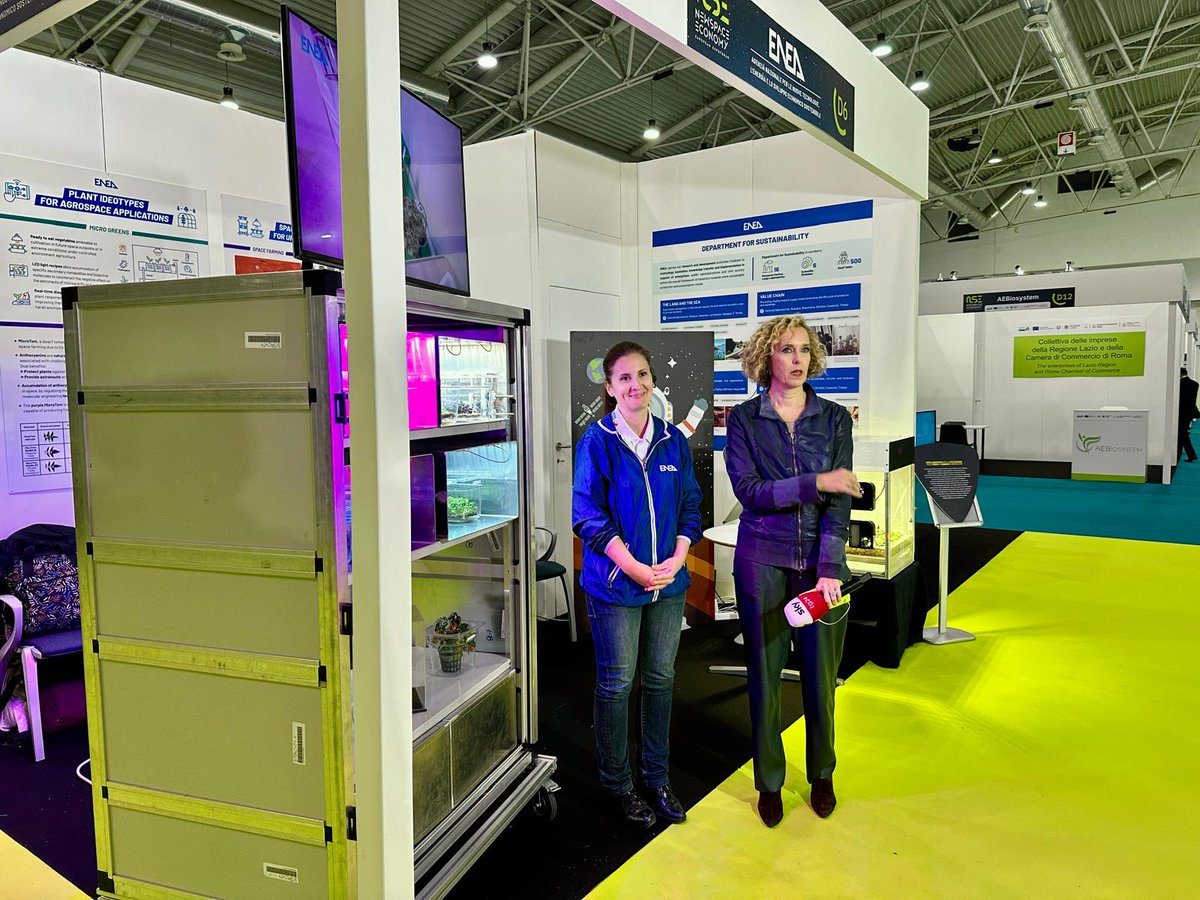 ENEAOfficial's tweet photo. On air! Silvia Massa, responsabile laboratorio Agricoltura 4.0 dell’ @ENEAOfficial, in diretta ai microfoni di Marta Meli @SkyTG24 dal @NSEexpoforum 2024. On stage gli #orti per lo #Spazio e per altri ambienti estremi.
@ASI_spazio @MASE_IT https://t.co/mMSZvK1Ymv