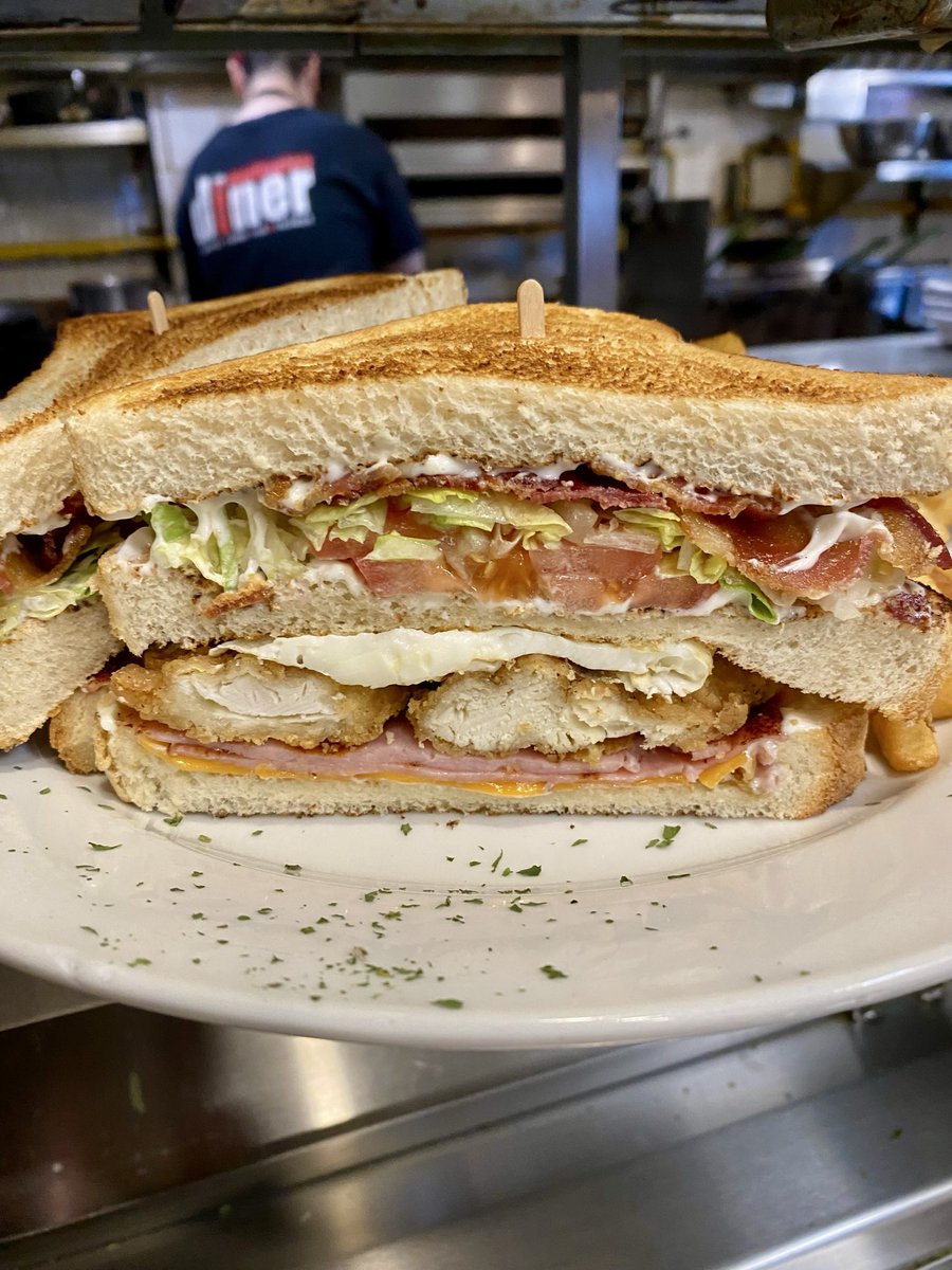 wellingtondiner's tweet photo. The Diner Club
Fried Chicken, Bacon, Egg, Ham, Lettuce, Tomato, Cheddar Cheese, Mayo
1 bite breaks Derangement Syndrome. Help those in need today #dinertime https://t.co/OJqUNw0eok