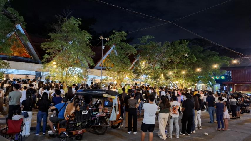 PTVph's tweet photo. TINGNAN: Napuno ng mga dumalo sa ikalawang araw ng tradisyunal na Simbang Gabi ang loob at labas ng Sto. Niño de Taguig Parish sa North Signal, Taguig City ngayong Lunes, Dec. 16. | via Bernard Ferrer https://t.co/X02TcmIr9E