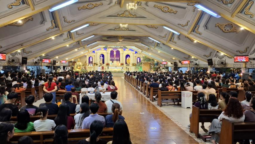 PTVph's tweet photo. TINGNAN: Napuno ng mga dumalo sa ikalawang araw ng tradisyunal na Simbang Gabi ang loob at labas ng Sto. Niño de Taguig Parish sa North Signal, Taguig City ngayong Lunes, Dec. 16. | via Bernard Ferrer https://t.co/X02TcmIr9E