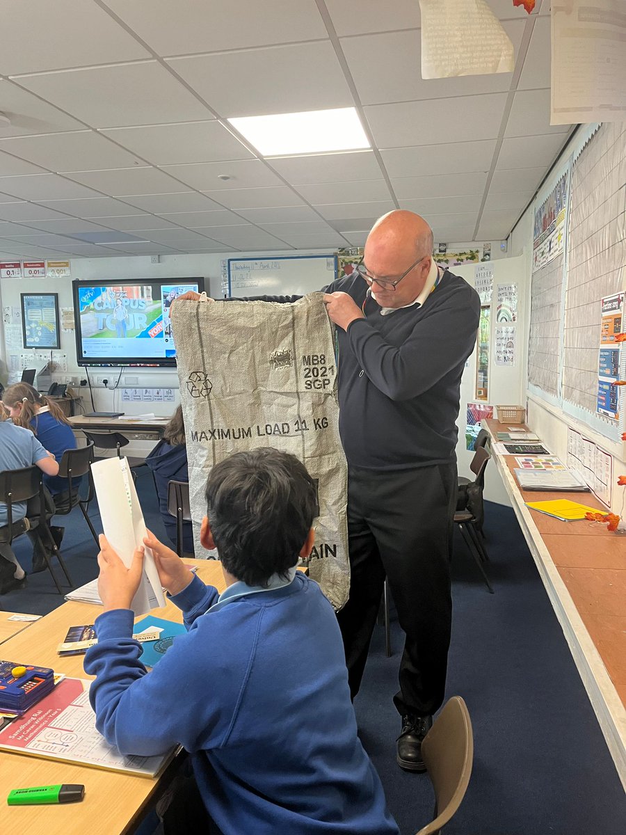 🎄Day 8 of 12 days of Christmas 🎄 

Day in the Life: this year 29 sessions reached 900+ primary pupils 🙌 Volunteers shared careers like being a chef 🍳, bank manager💰 and project management📋- inspiring the next generation.

#volunteer #aspirations