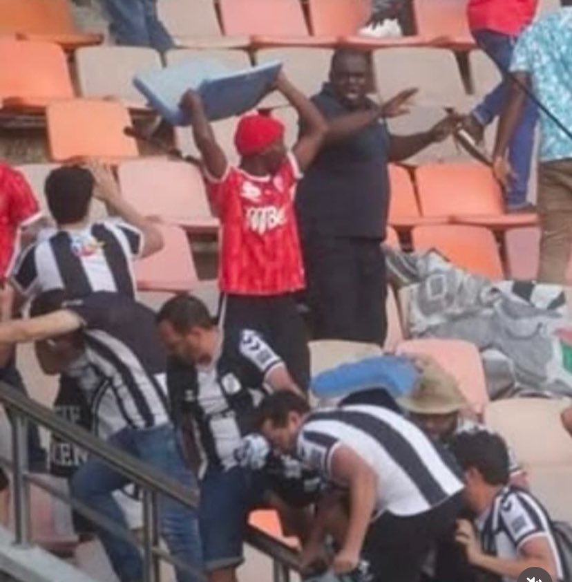 ndembo255's tweet photo. Shabiki wa CS Sfaxien akiwa anangoa viti  huku Mashabiki wa Simba Wakikimbia na Kujilinda na Kadhia hiyo. https://t.co/BMfQ3jlL97