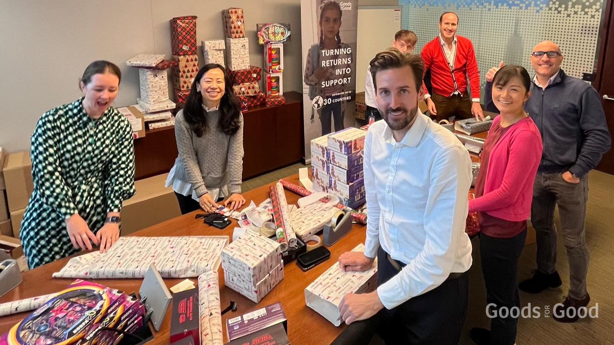 🎁 640 toys, wrapped and ready to go!

Last week <a href="/BlackRock/">BlackRock</a> #volunteers turned rolls of paper and ribbons into something special for children who might otherwise go without this #Christmas. Huge thanks to the team for making this happen!
 #ToysForKids #HolidayGiving #GiftForGood