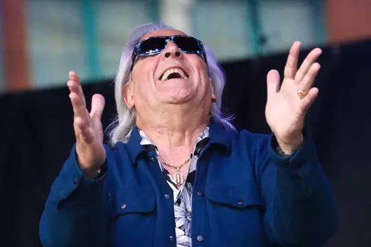NewsPepere's tweet photo. 🚨 ALERTE INFO - Gilbert Montagné réagit aux accusations de plagiat : "Je n'avais pas vu" https://t.co/Egi4L5oCFc