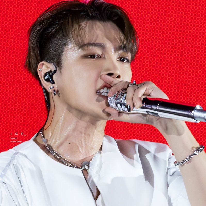 hongjoongpilled's tweet photo. hongjoongs neck veins are actually CRAZZYYY https://t.co/A5ZuDF1tO6