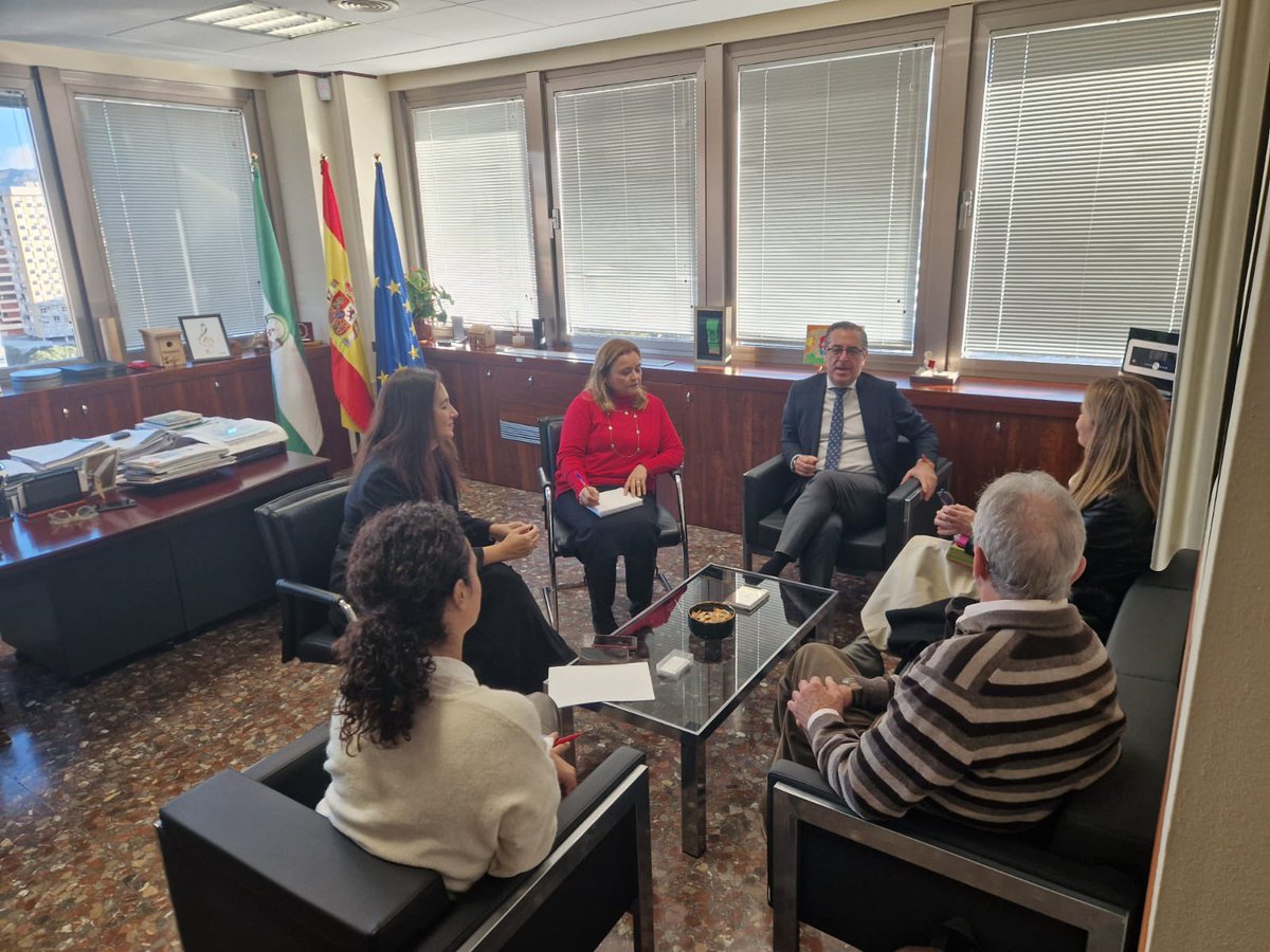 educacionmlg's tweet photo. ð@Miguel_Briones_ , la SG de #CUII MarÃa JesÚs Vera y la JS de @OrdenacionM @AuroraDazCamac1 se reÚnen con los
autores del libro âLos trastornos en el neurodesarrolloâ @CervanLavigne Juan Francisco Romero y Gemma RodrÃguez Infante @InfoUMA https://t.co/upIuhvwEuE