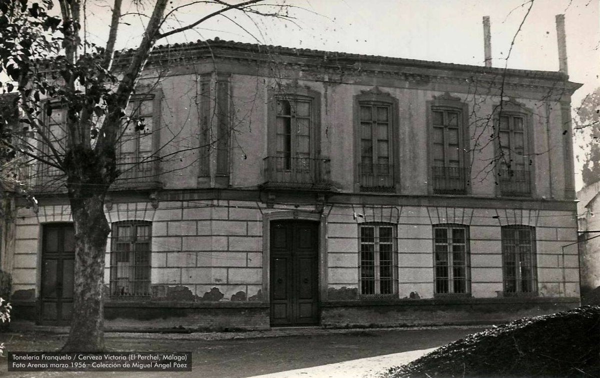 1/5 Miguel Ángel Páez encontró hace diez años, en un contenedor de basura, un carrete fotográfico del Estudio Arenas realizado en marzo de 1956. Son imágenes del desaparecido barrio del Perchel, en el entorno de la Huerta de Antón, calle Don Íñigo, Balmes, Santa Bárbara...