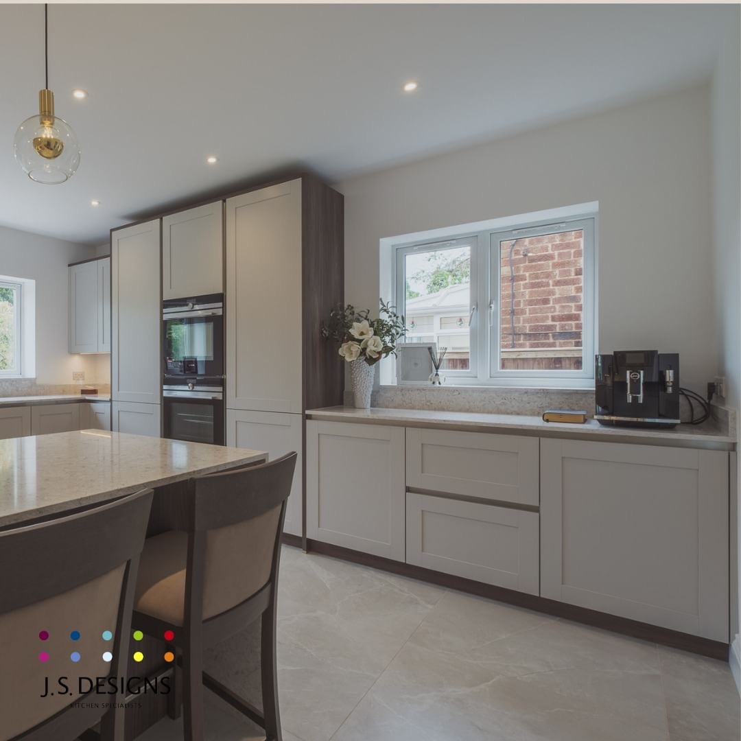 CRLstone's tweet image. The silk beige handleless cabinets have been paired perfectly with the CRL Quartz Monte Bianco worktops in this kitchen by J S Designs, creating a beautiful muted and timeless space.
.
#neutralkitchen #handleleskitchen #quartz