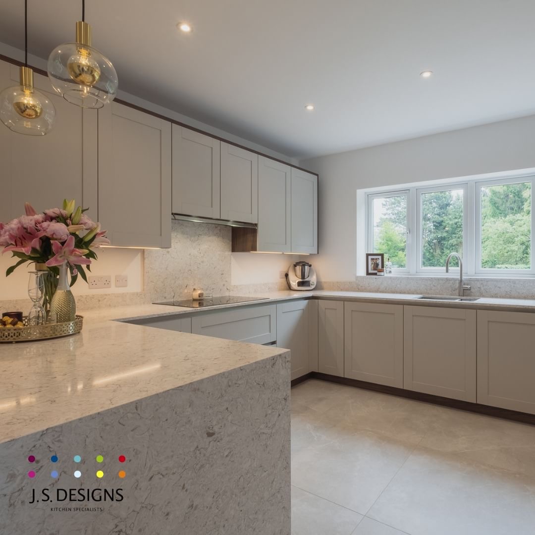 CRLstone's tweet image. The silk beige handleless cabinets have been paired perfectly with the CRL Quartz Monte Bianco worktops in this kitchen by J S Designs, creating a beautiful muted and timeless space.
.
#neutralkitchen #handleleskitchen #quartz