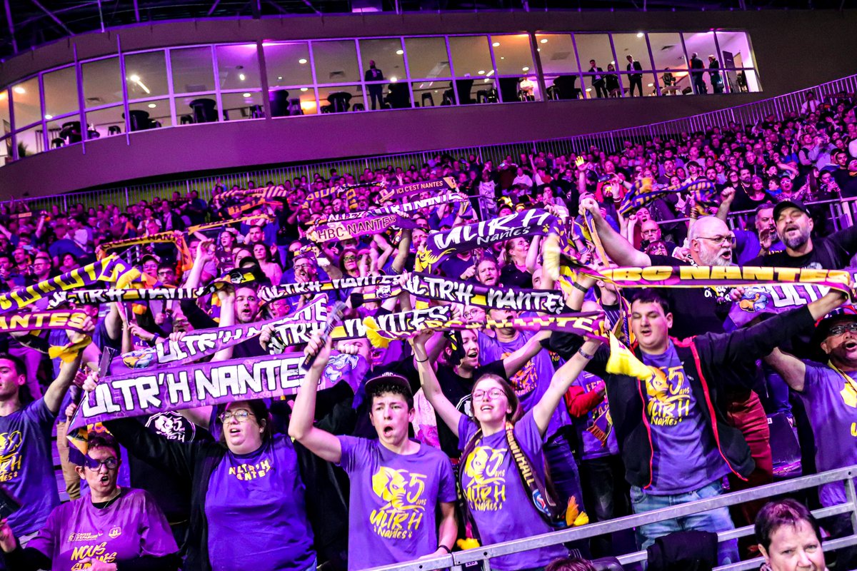 ultrhnantes's tweet photo. #First ! 🥇💪 🟣🟡
Notre album complet 👇
https://t.co/tSTRzuJd3F
#Handball #Nantes #Paris #HBCNPSG #Handaction #NANPAR #Ultras #Supporters #WeHFamily #HFamily #PeupleViolet #Nantais #Ultrh #HBCN https://t.co/EXxrbDU0mL