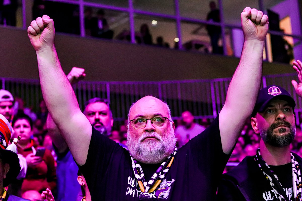 ultrhnantes's tweet photo. #First ! 🥇💪 🟣🟡
Notre album complet 👇
https://t.co/tSTRzuJd3F
#Handball #Nantes #Paris #HBCNPSG #Handaction #NANPAR #Ultras #Supporters #WeHFamily #HFamily #PeupleViolet #Nantais #Ultrh #HBCN https://t.co/EXxrbDU0mL