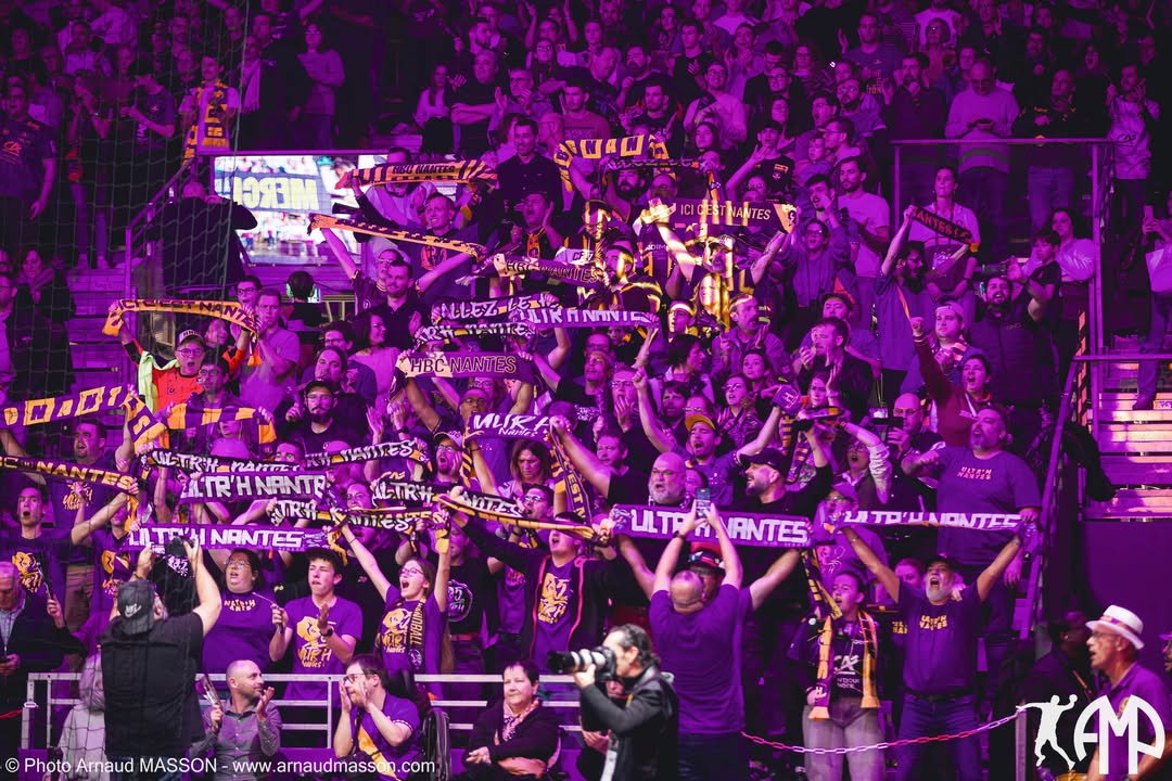 ultrhnantes's tweet photo. #First ! 🥇💪 🟣🟡
Notre album complet 👇
https://t.co/tSTRzuJd3F
#Handball #Nantes #Paris #HBCNPSG #Handaction #NANPAR #Ultras #Supporters #WeHFamily #HFamily #PeupleViolet #Nantais #Ultrh #HBCN https://t.co/EXxrbDU0mL