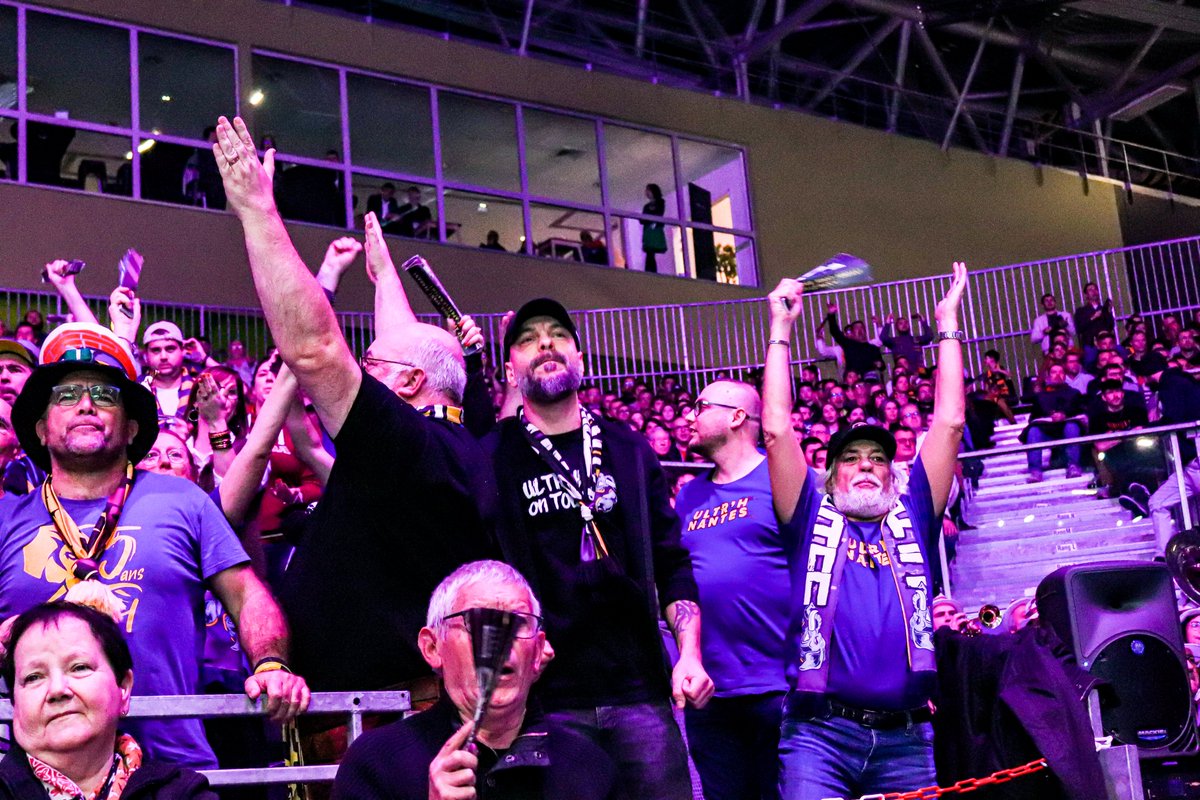 ultrhnantes's tweet photo. #First ! 🥇💪 🟣🟡
Notre album complet 👇
https://t.co/tSTRzuJd3F
#Handball #Nantes #Paris #HBCNPSG #Handaction #NANPAR #Ultras #Supporters #WeHFamily #HFamily #PeupleViolet #Nantais #Ultrh #HBCN https://t.co/EXxrbDU0mL