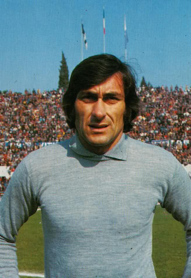 𝑬̀ 𝒍𝒂 𝑳𝒂𝒛𝒊𝒐 𝒄𝒉𝒆 𝒕𝒊 𝒔𝒄𝒆𝒈𝒍𝒊𝒆.

Sei anni fa ci lasciava Felice Pulici 🩵