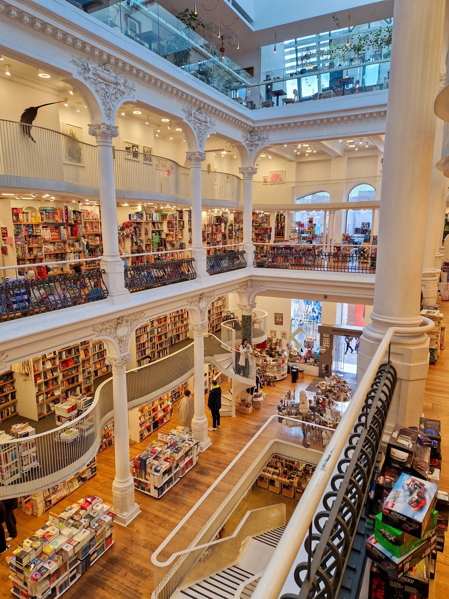 TimMcKenna01's tweet image. Cărturești Carusel in Bucharest. I've got serious bookshop envy!