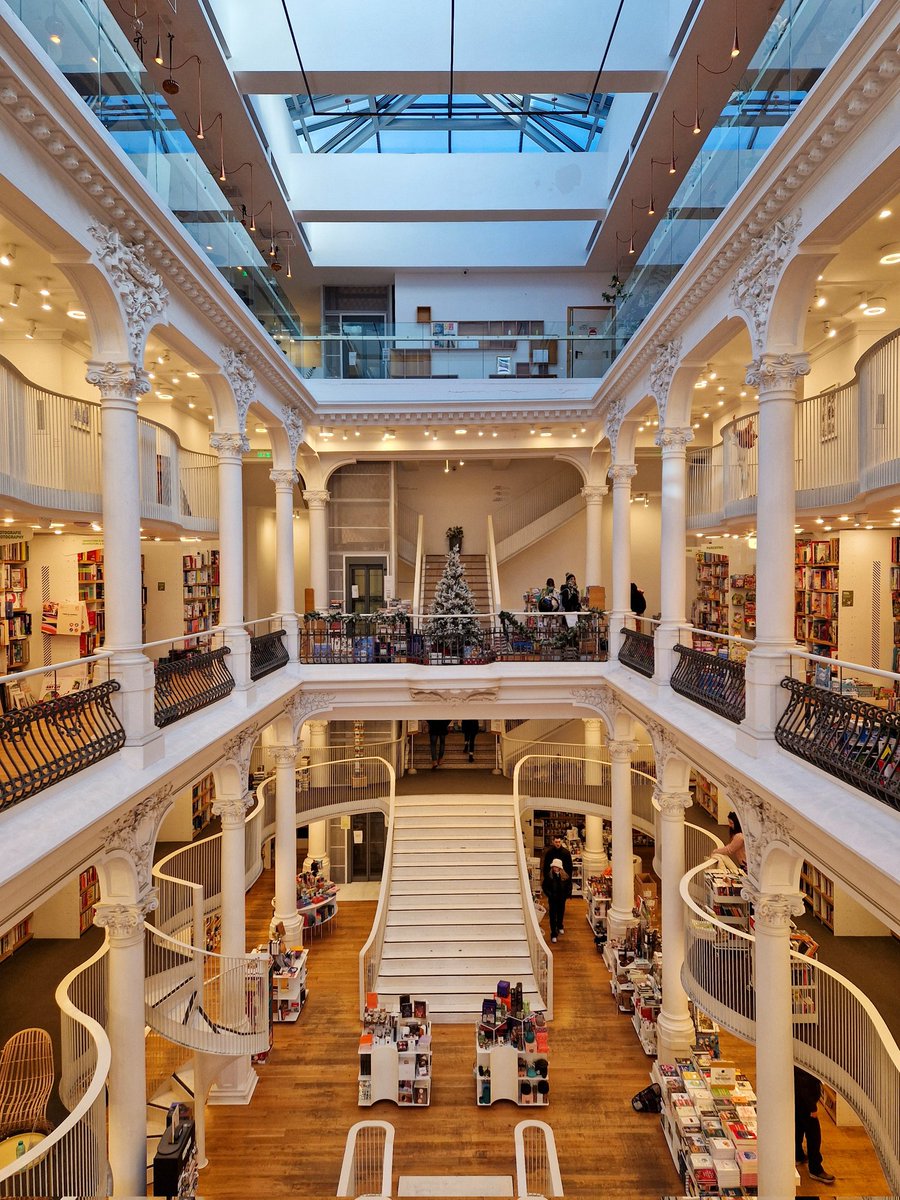 TimMcKenna01's tweet image. Cărturești Carusel in Bucharest. I've got serious bookshop envy!