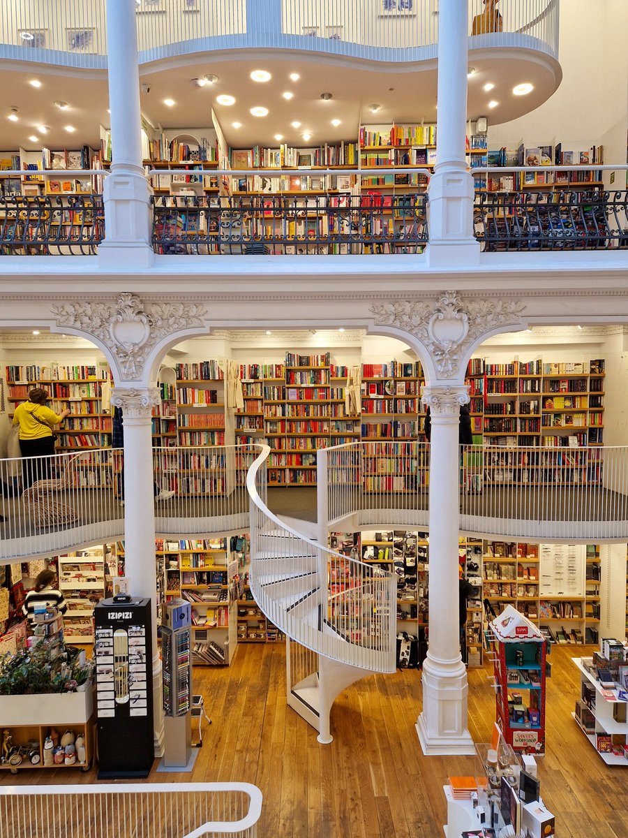 TimMcKenna01's tweet image. Cărturești Carusel in Bucharest. I've got serious bookshop envy!