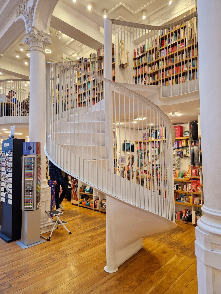TimMcKenna01's tweet image. Cărturești Carusel in Bucharest. I've got serious bookshop envy!