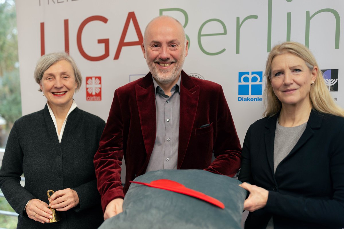 AWOBerlin's tweet photo. "Zukunft für alle" - so das Motto der #AWO für die zweijährige Federführung der #LIGABerlin. Danke  @DiakonieBerlin für die tolle Arbeit in den letzten beiden Jahren &amp; die würdige feierliche Übergabe👏
#Zukunftfüralle
#wichtigeralsdudenkst
Alle Infos: https://t.co/Y5Qp5PytFA https://t.co/1zukSgPHlL