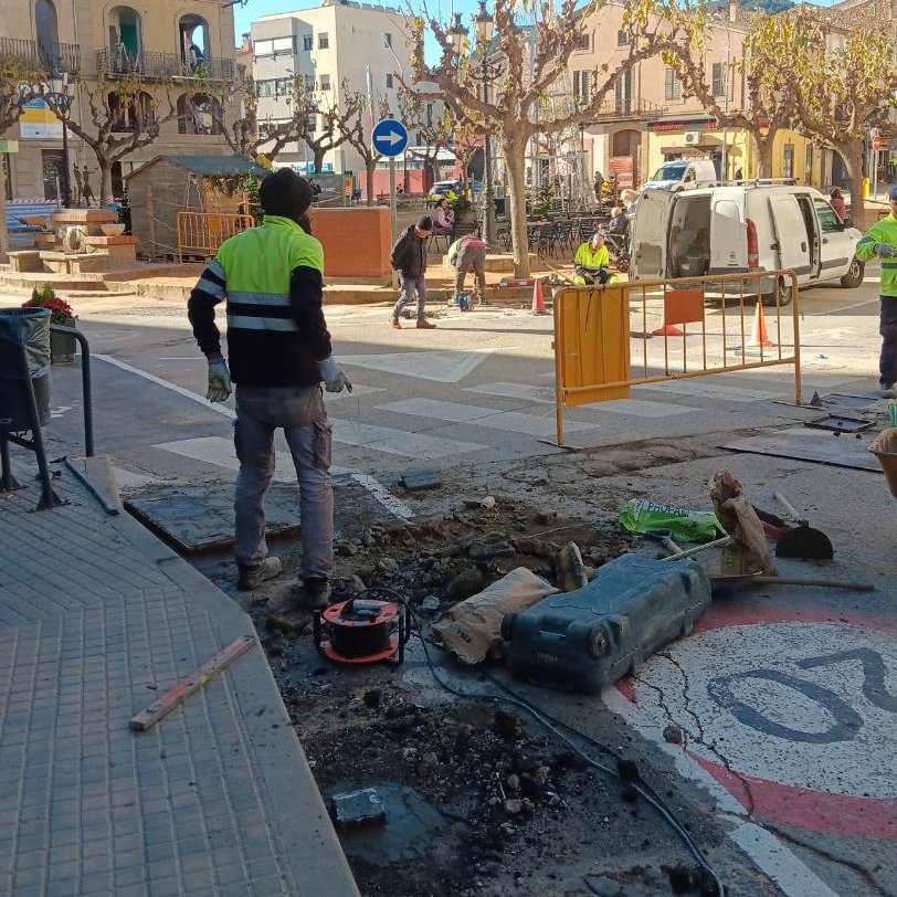 Les obres de reparació de l'asfaltat d'un tram de la pl. Josep Umbert Ventura ja han començat.

❌ No es pot accedir en vehicle a la plaça el 16 i 17 de desembre 

🅿️ Aparcaments tancats fins a final d'obra

⚠️ Si les obres s'executen amb menys temps, la via s'obrirà de seguida