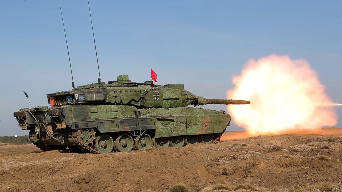 Bundeswehr im Einsatz (@bw_einsatz) on Twitter photo Ein Jahr mit vielen Herausforderungen ist zu Ende. Die #BundeswehrimEinsatz blickt zurück und teilt Impressionen aus dem Oktober 2024. #eFP #UNIFIL #Ägäis #NATO
<a href="/BMVg_Bundeswehr/">Verteidigungsministerium</a> <a href="/bundeswehrInfo/">Bundeswehr</a> <a href="/OFK_Bundeswehr/">Operatives Führungskommando</a> <a href="/Deutsches_Heer/">Heer</a> <a href="/Team_Luftwaffe/">Team Luftwaffe</a> <a href="/deutschemarine/">Deutsche Marine</a> Ein Jahr mit vielen Herausforderungen ist zu Ende. Die #BundeswehrimEinsatz blickt zurück und teilt Impressionen aus dem Oktober 2024. #eFP #UNIFIL #Ägäis #NATO
<a href="/BMVg_Bundeswehr/">Verteidigungsministerium</a> <a href="/bundeswehrInfo/">Bundeswehr</a> <a href="/OFK_Bundeswehr/">Operatives Führungskommando</a> <a href="/Deutsches_Heer/">Heer</a> <a href="/Team_Luftwaffe/">Team Luftwaffe</a> <a href="/deutschemarine/">Deutsche Marine</a>