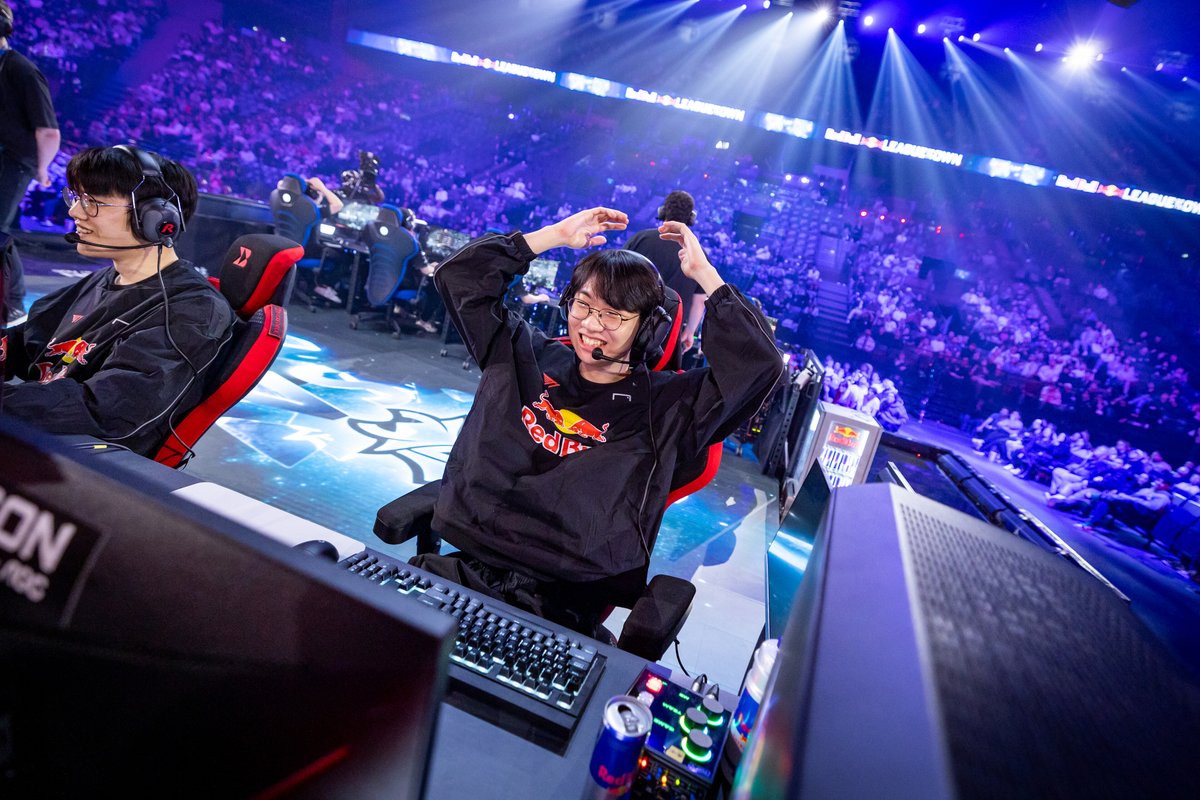 RBContentPool's tweet photo. .@T1LoL's incredible comeback stole the spotlight at Red Bull League of Its Own in Paris, featuring unexpected upsets &amp; fierce competition from Europe's top #LeagueOfLegends teams! > https://t.co/aKgTRCEBht

#esports @LeagueOfLegends https://t.co/J4cV6plKfB