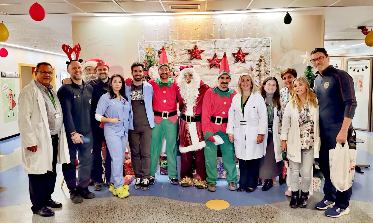 AGSSurSevilla's tweet photo. 👨🏼‍🚒🙌🏼💚Los BOMBEROS_DH #DosHermanas han vuelto a volcar su solidaridad con los más pequeños del #HospitalValme llevando ilusión 💫y alegría 🥳en unos días tan especiales. GRACIAS!!! https://t.co/1cDPsRoNxv