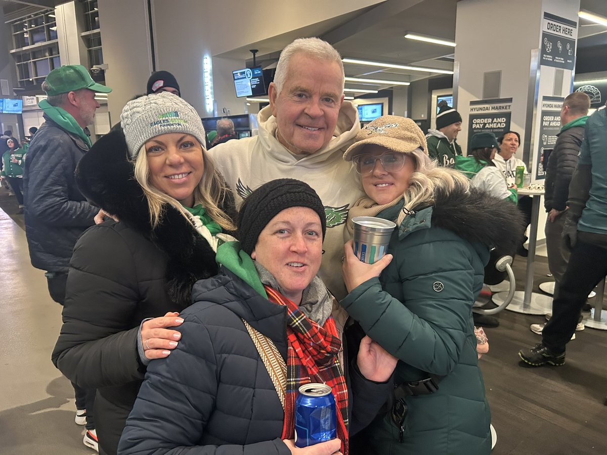 eileentweets's tweet photo. @MikeFOX29 #fox29goodday @FOX29philly morning Mike and crew! The best part of my Sunday night besides @Eagles was getting to meet our fave morning host!! Luv ya Mike! #GoBirds https://t.co/3kFroV3Pzd