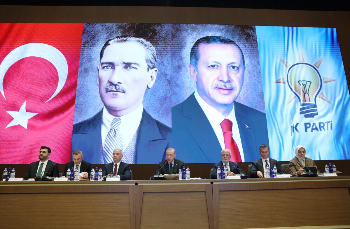 Akparti's tweet photo. Genel Başkanımız ve Cumhurbaşkanımız Recep Tayyip Erdoğan, Genel Merkez'de düzenlenen MKYK toplantımıza başkanlık etti. https://t.co/dzPcm0Qiy0