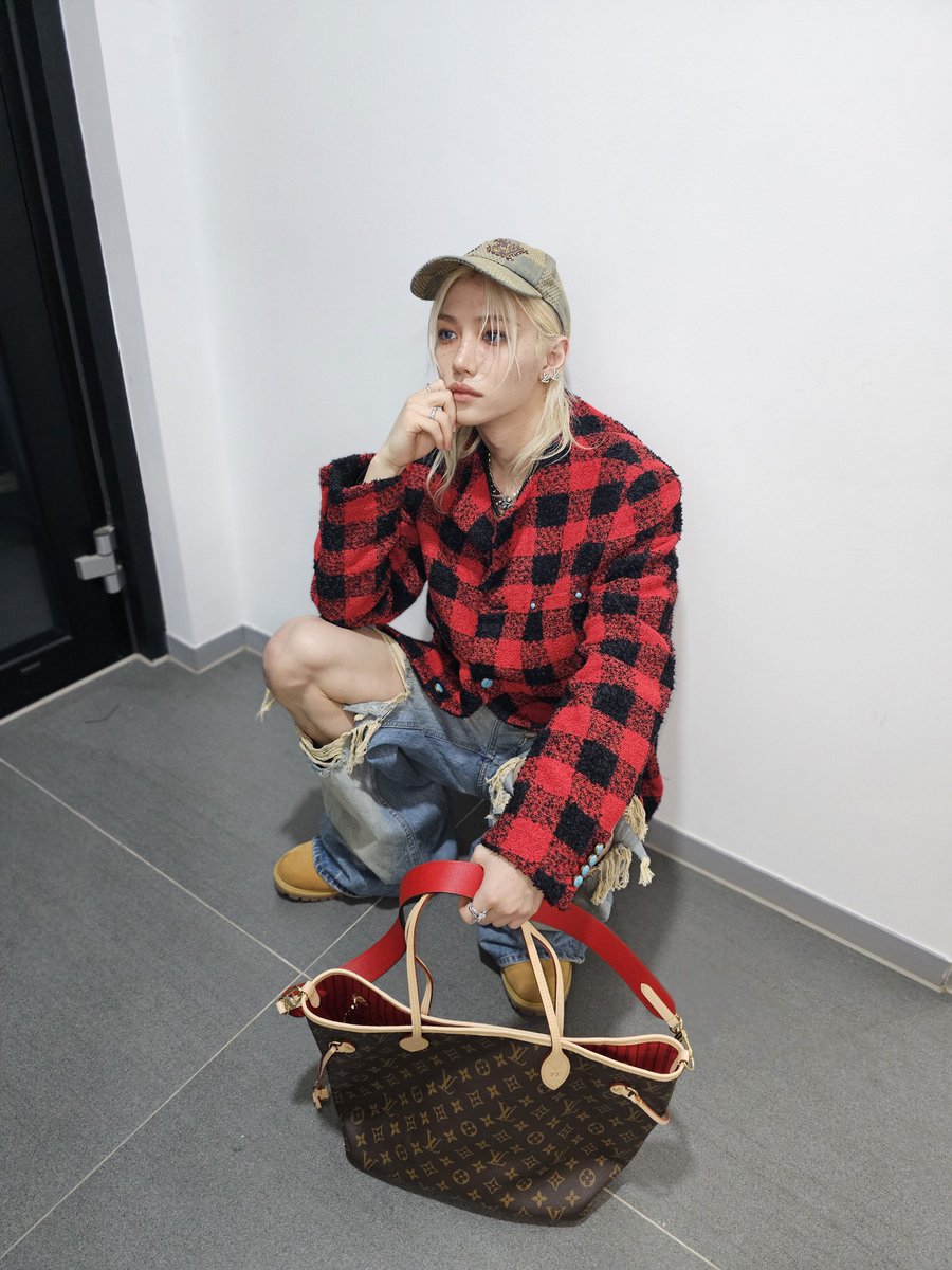 따뜻하게 입으라면서 무릎 훤히 드러난바지입은거 주르륵 보내는 거 왜케웃기지