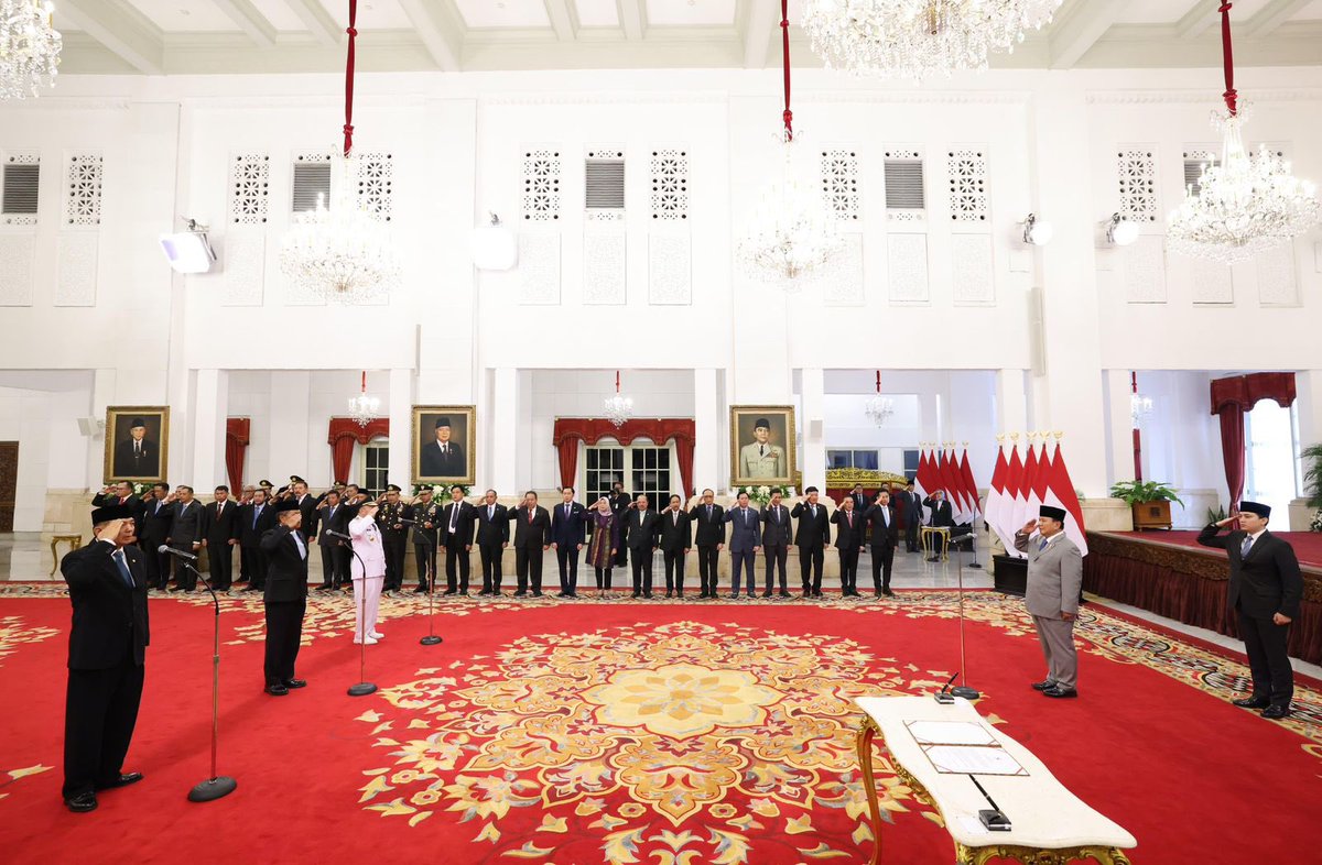 prabowo's tweet photo. Hari ini, saya resmi melantik sejumlah Pimpinan dan Dewan Pengawas Komisi Pemberantasan Korupsi (KPK) Periode 2024-2029.

Saya berpesan agar seluruh pejabat yang dilantik dapat mengemban amanah dengan menegakkan prinsip integritas, transparansi, profesionalisme, dan pentingnya menghindari pemborosan anggaran serta memastikan setiap kegiatan yang berhubungan dengan APBN dilaksanakan sesuai dengan peraturan perundang-undangan.

Saya senantiasa mendukung kerja keras KPK dalam memberantas korupsi, guna mewujudkan tata kelola pemerintahan yang akuntabel dan bersih.

Pelantikan Pimpinan & Dewas KPK, Istana Negara,
Jakarta, 16 Desember 2024.

Foto: Dok. Tim Media Presiden Prabowo Subianto