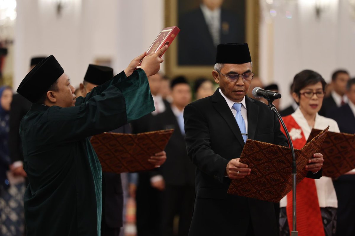 prabowo's tweet photo. Hari ini, saya resmi melantik sejumlah Pimpinan dan Dewan Pengawas Komisi Pemberantasan Korupsi (KPK) Periode 2024-2029.

Saya berpesan agar seluruh pejabat yang dilantik dapat mengemban amanah dengan menegakkan prinsip integritas, transparansi, profesionalisme, dan pentingnya menghindari pemborosan anggaran serta memastikan setiap kegiatan yang berhubungan dengan APBN dilaksanakan sesuai dengan peraturan perundang-undangan.

Saya senantiasa mendukung kerja keras KPK dalam memberantas korupsi, guna mewujudkan tata kelola pemerintahan yang akuntabel dan bersih.

Pelantikan Pimpinan & Dewas KPK, Istana Negara,
Jakarta, 16 Desember 2024.

Foto: Dok. Tim Media Presiden Prabowo Subianto