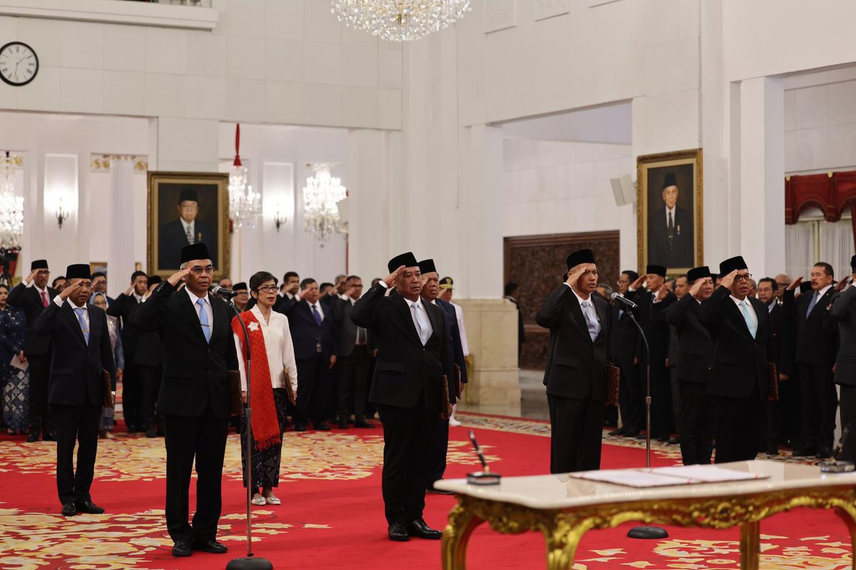 prabowo's tweet photo. Hari ini, saya resmi melantik sejumlah Pimpinan dan Dewan Pengawas Komisi Pemberantasan Korupsi (KPK) Periode 2024-2029.

Saya berpesan agar seluruh pejabat yang dilantik dapat mengemban amanah dengan menegakkan prinsip integritas, transparansi, profesionalisme, dan pentingnya menghindari pemborosan anggaran serta memastikan setiap kegiatan yang berhubungan dengan APBN dilaksanakan sesuai dengan peraturan perundang-undangan.

Saya senantiasa mendukung kerja keras KPK dalam memberantas korupsi, guna mewujudkan tata kelola pemerintahan yang akuntabel dan bersih.

Pelantikan Pimpinan & Dewas KPK, Istana Negara,
Jakarta, 16 Desember 2024.

Foto: Dok. Tim Media Presiden Prabowo Subianto